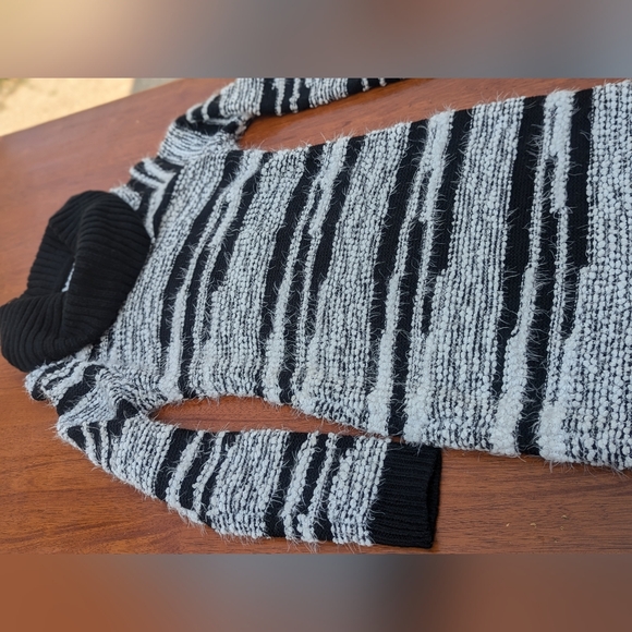 Beautiful black and white sweater dress - Picture 3 of 3